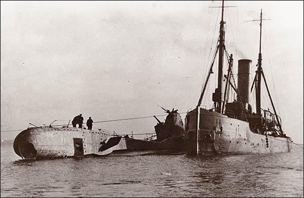 Photo of HMS Thetis alongside steamship