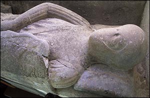 Photo of head of knight effigy