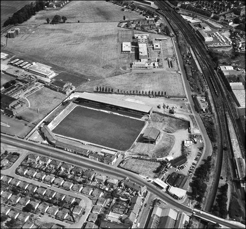 Aerial photo of Racecourse ground in 1976