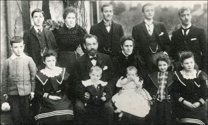 Group photo of Hugh Goronwy Davies with parents and siblings