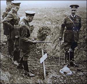 Photo of king at Percy Pennington grave
