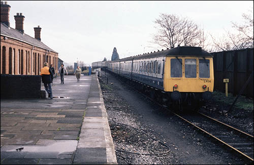 Photograph of shoppers' train at Aberdare in 1984