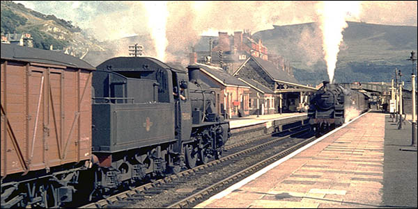 Photo of trains at Barmouth station in 1962