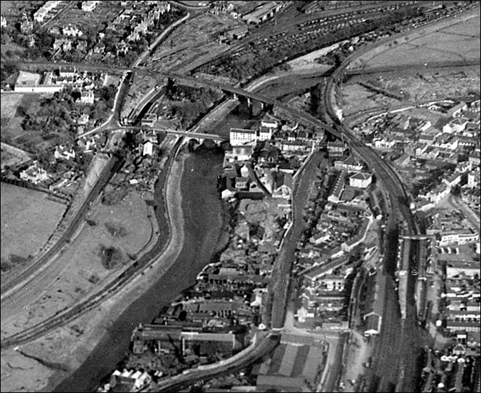 Aerial photo showing Neath railways in 1943