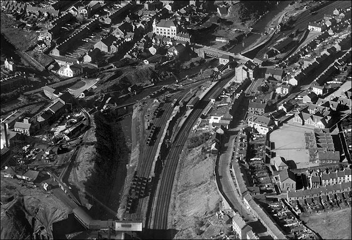 Aerial photo showing Tonypandy station in 1948